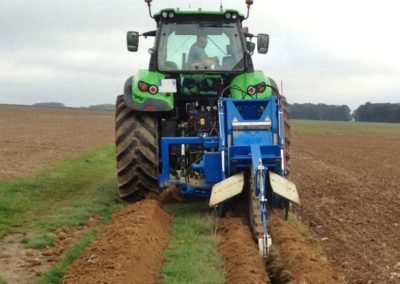 Trancheuse attelée sur tracteur pour le drainage agricole