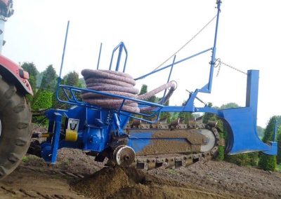 Trancheuse de sol Liba sur tracteur pour pose PE en continu