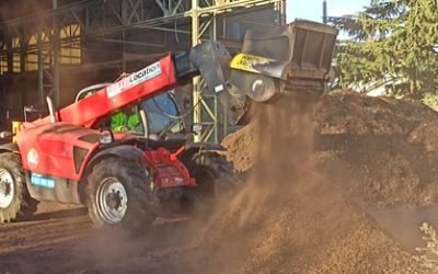 Criblage de compost avec le godet Remu